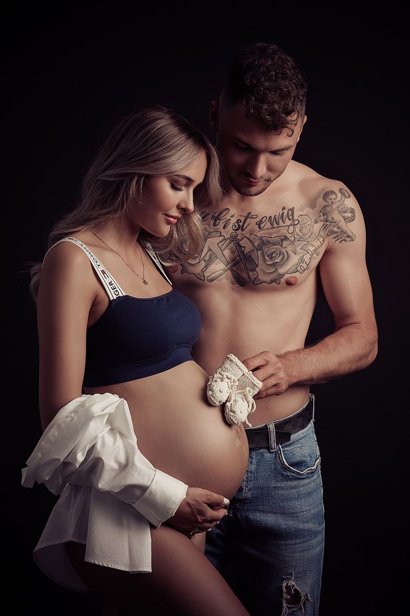 Schwangerschaftsfotografie mit Babyschuhen