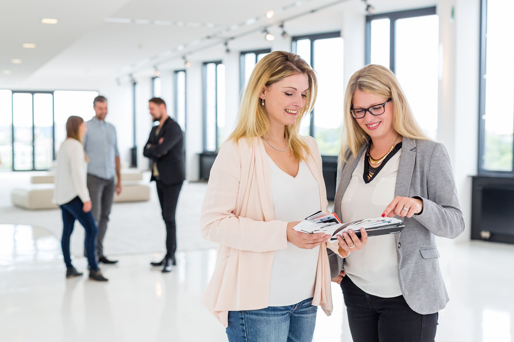 Mitarbeiter besprechen sich im Gang