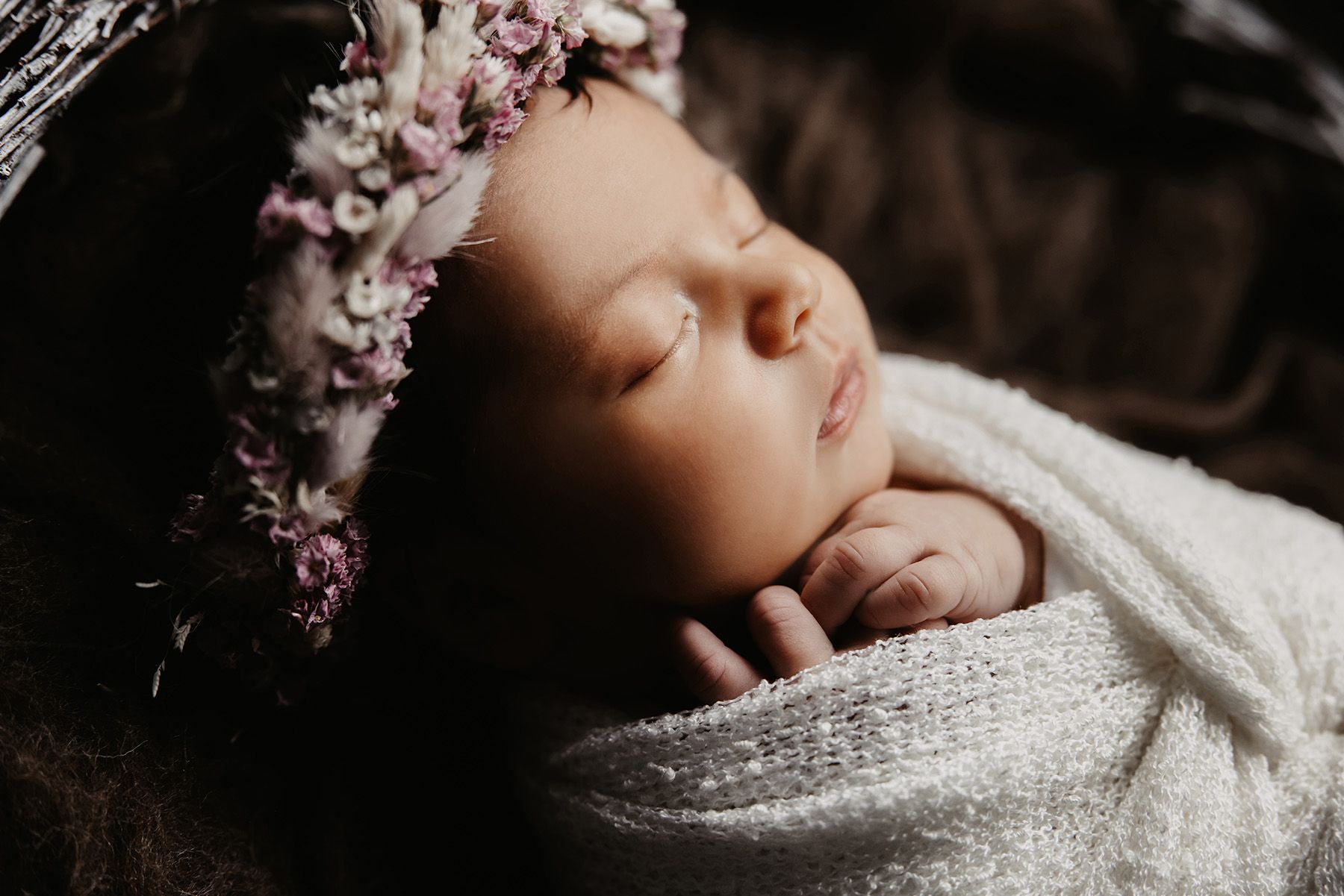 Babyfotos von neugeborenem Mädchen