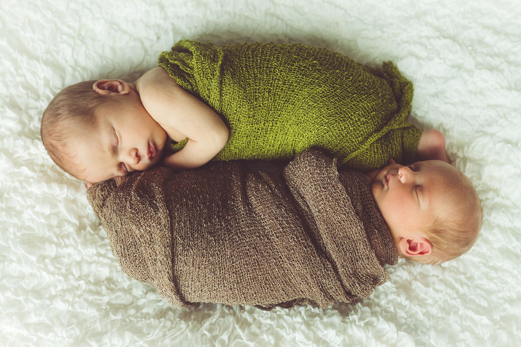 Fotoshooting für neugeborene Zwillinge