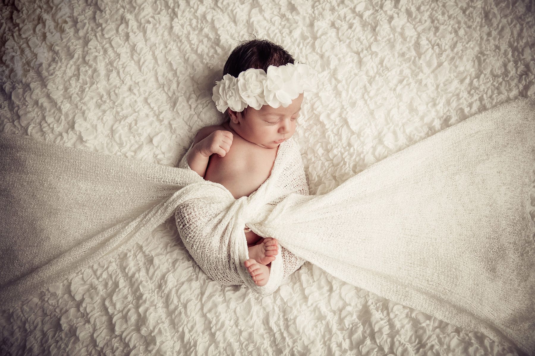 Neugeborenenshooting in weiß
