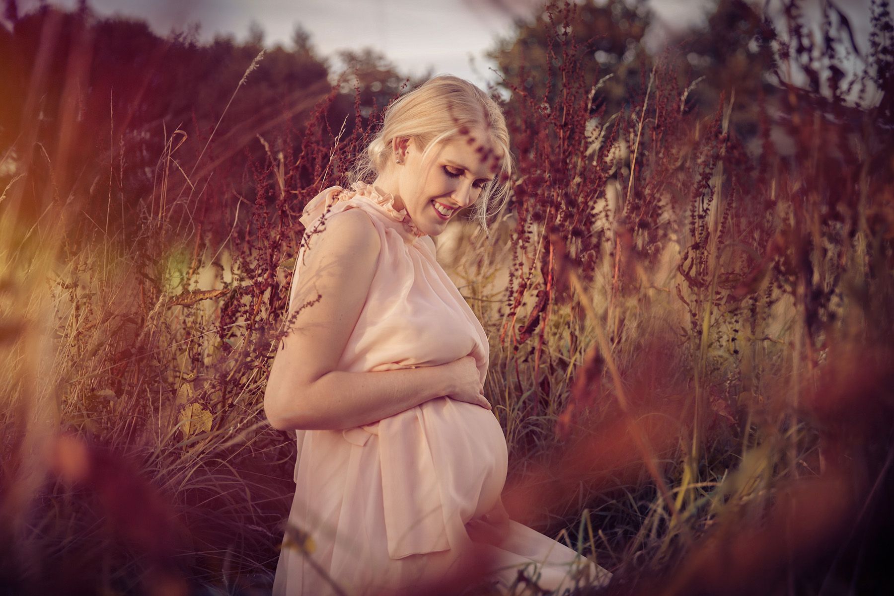 glückliche Schwangere im Feld