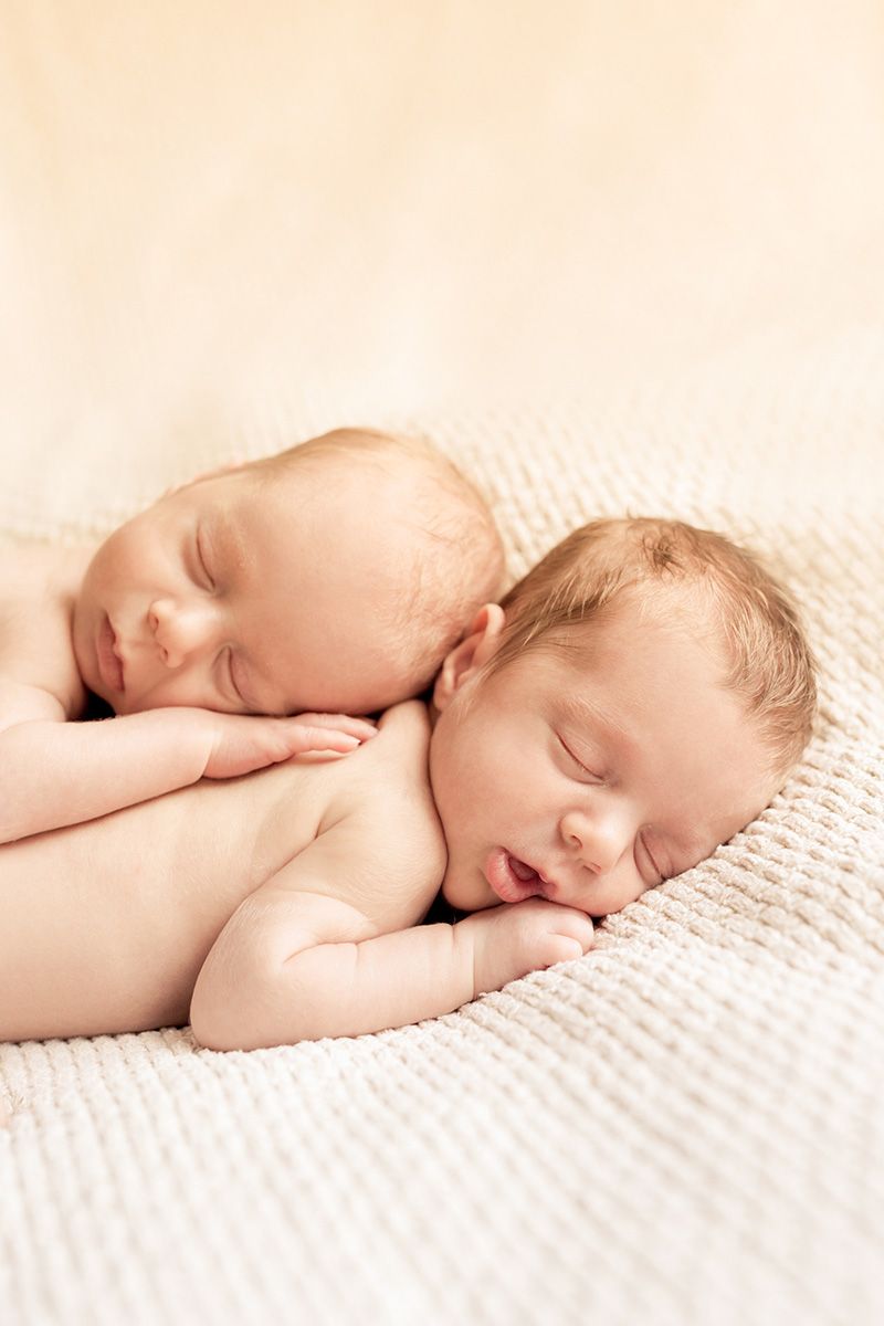 Fotoshooting mit neugeborenen Zwillingen