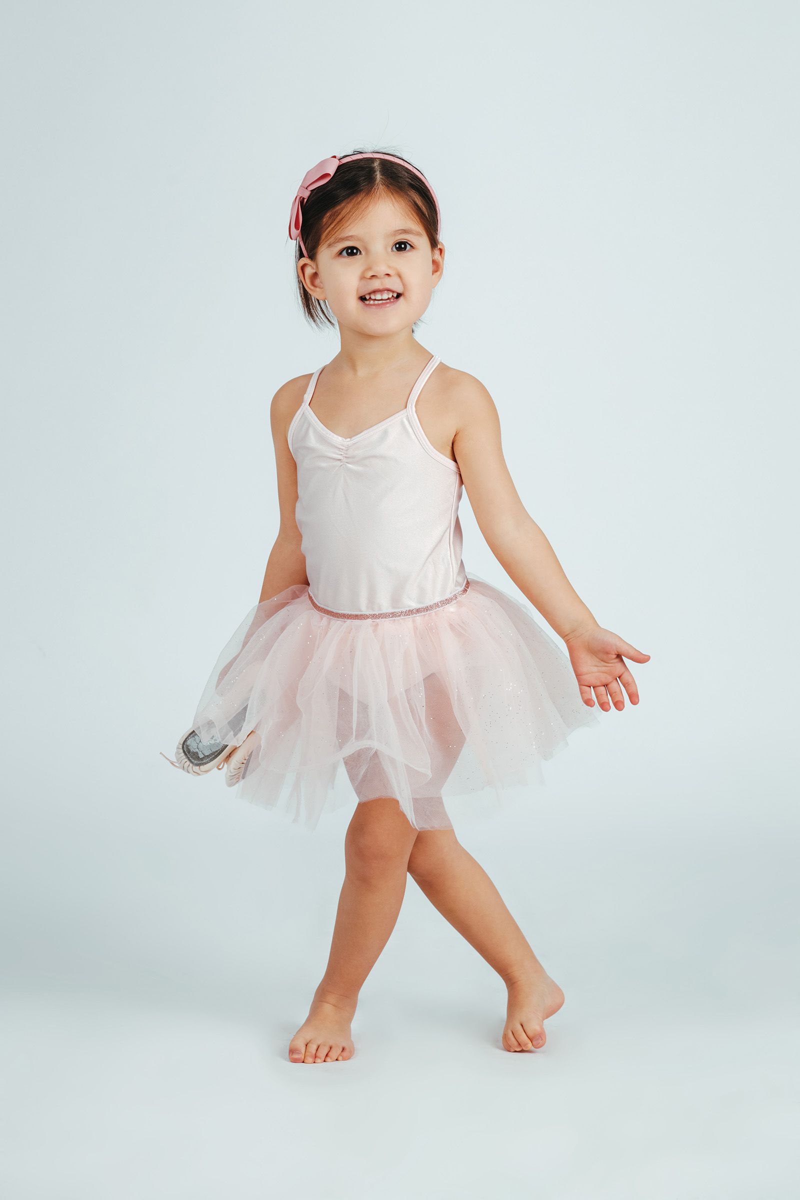 kleine Ballerina im Fotostudio