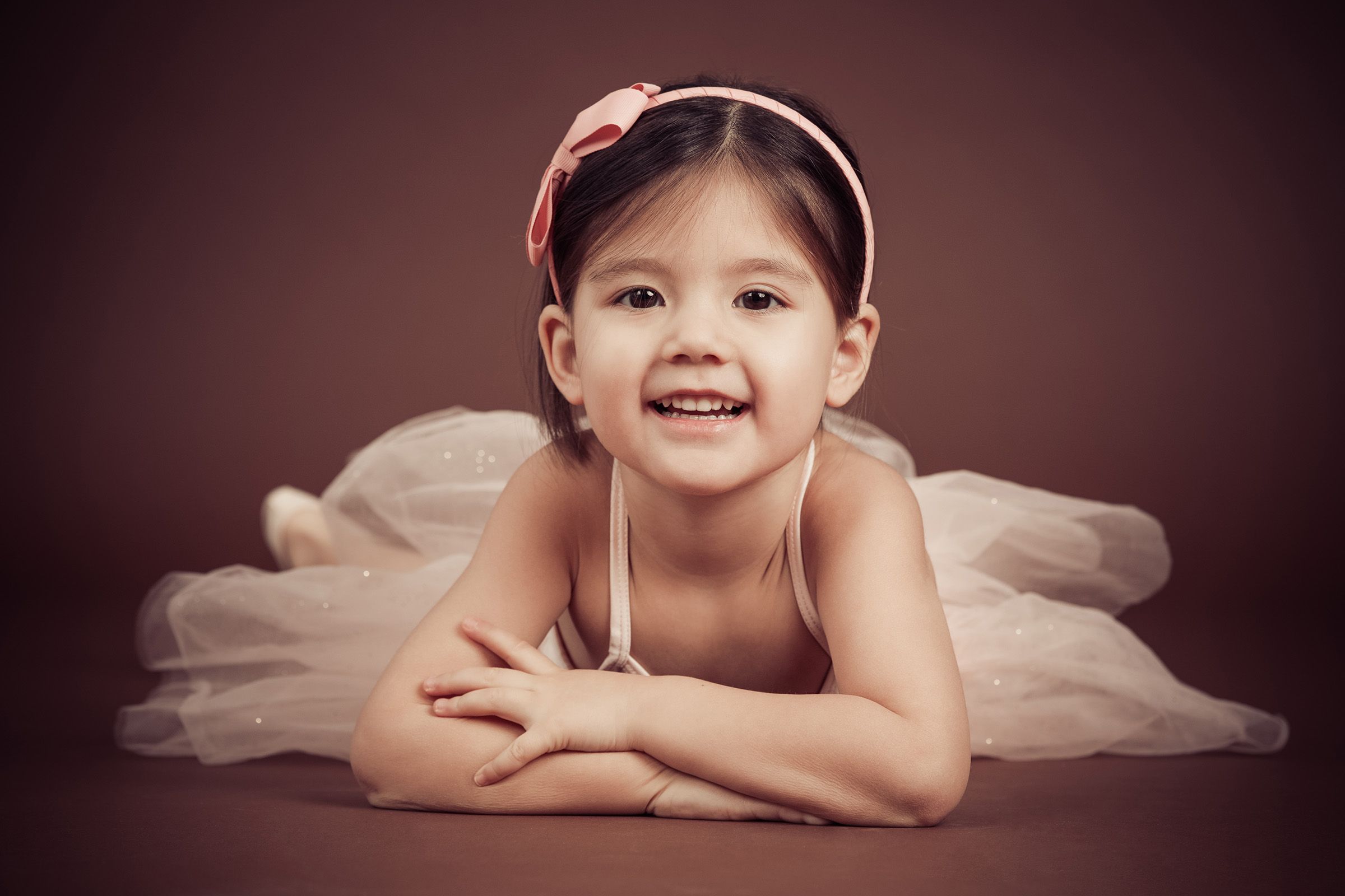 kleine Ballerina im Fotostudio