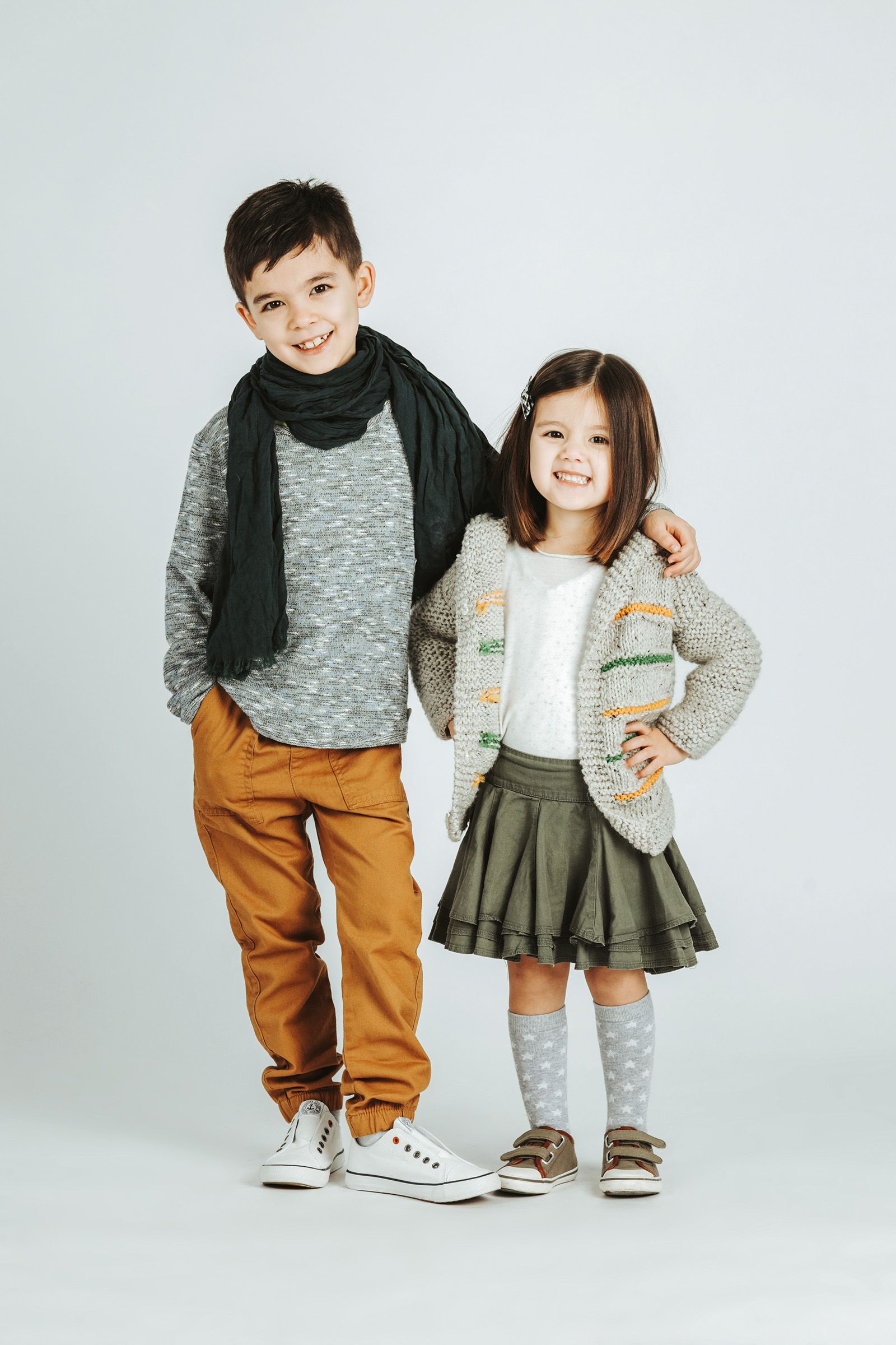 coole Geschwisterfotos von Bruder und Schwester